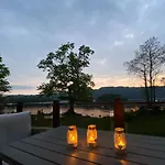 Loubi's Lakeside Casa vacanze