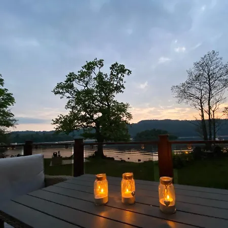Loubi's Lakeside Feriehus