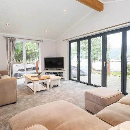 Loubi's Lakeside Holiday home