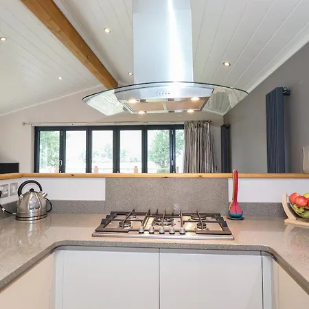 Loubi's Lakeside Holiday home
