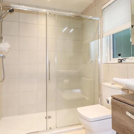 度假居 Loubi's Lakeside 温德米尔