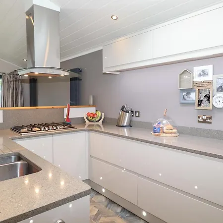 Loubi's Lakeside Holiday home