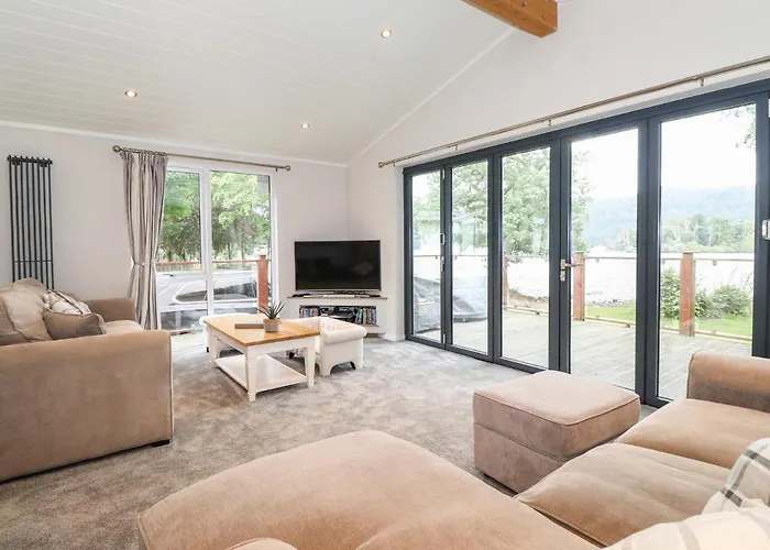 Loubi's Lakeside Feriehus